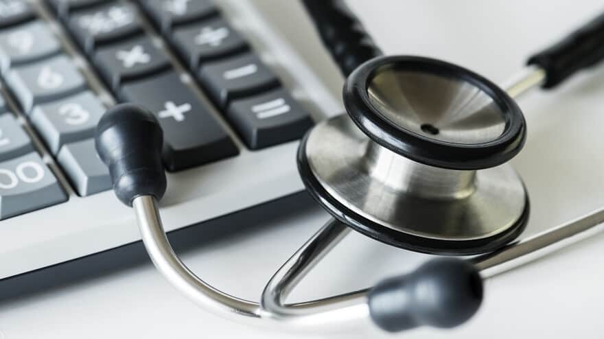Plano de saúde deve autorizar cirurgia de urgência a idosa